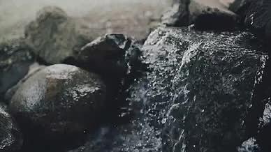 升格水流激荡石头视频的预览图